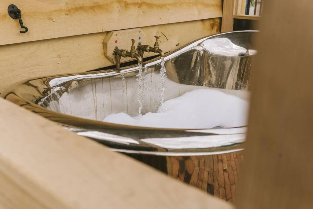 Island Hut - Outdoor Bath Tub, Firepit And Water Equipment Apartment Saltford ภายนอก รูปภาพ